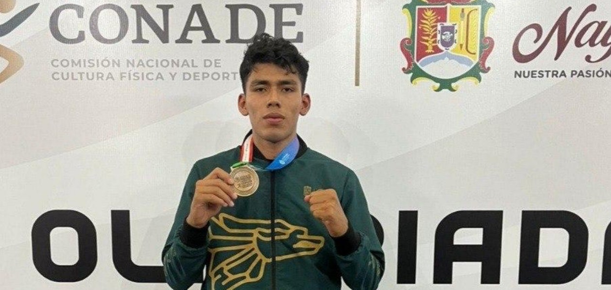 Fabrizio López con medalla de oro en competencia de boxeo.