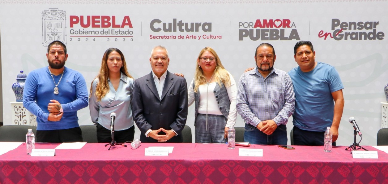 Personas en la Feria de San Isidro Castillotla en Puebla