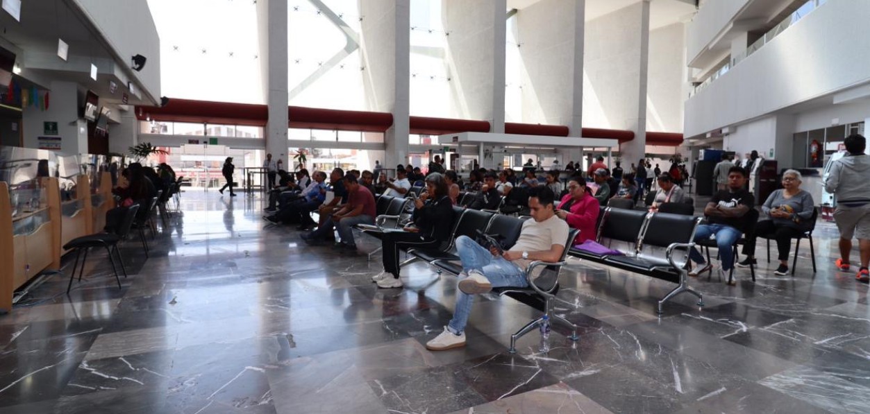 Personas realizando pago de control vehicular en Puebla