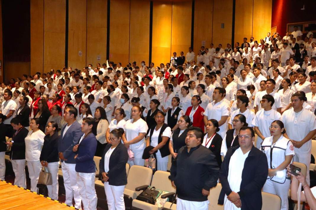 Estudiantes y ponentes en foro de enfermería de la UATx