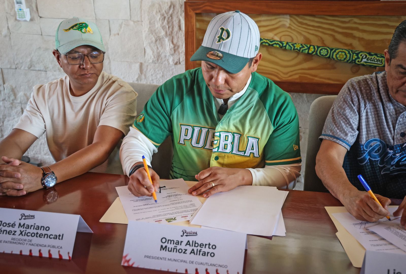 Omar Muñoz refrenda alianza con Pericos de Puebla