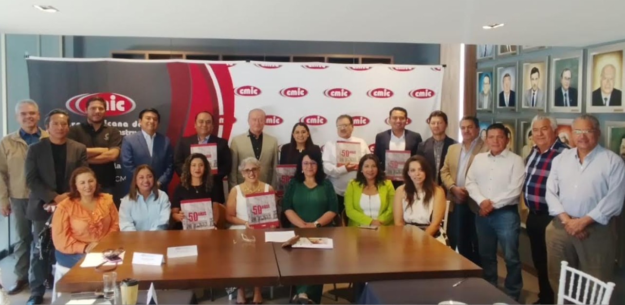 Empresarios durante conferencia de CMIC Puebla