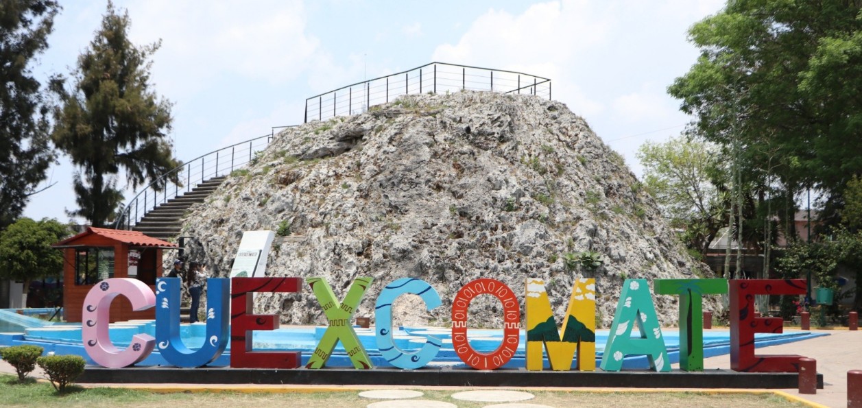 Artesanos venden productos en el Cuexcomate