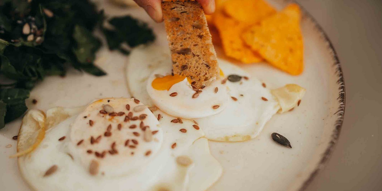 Huevos servidos en un desayuno saludable