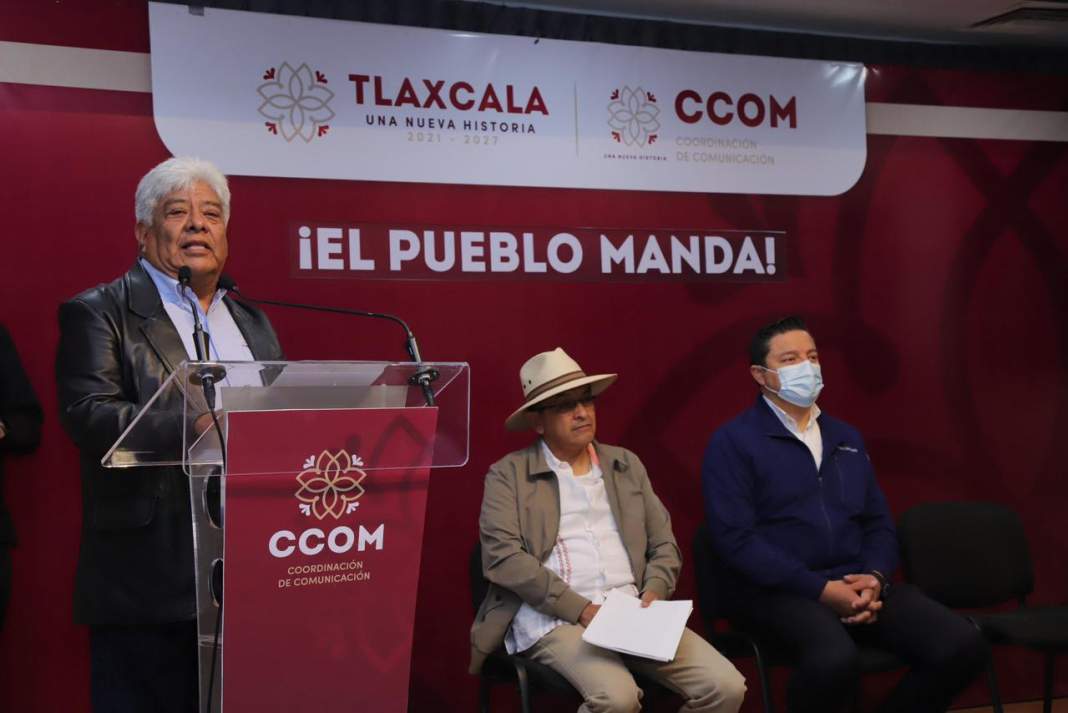 Personal sanitario revisa ganado en Tlaxcala.