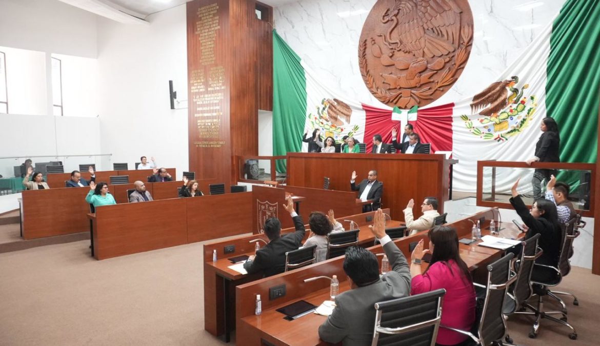 Diputados del Congreso de Tlaxcala durante sesión ordinaria