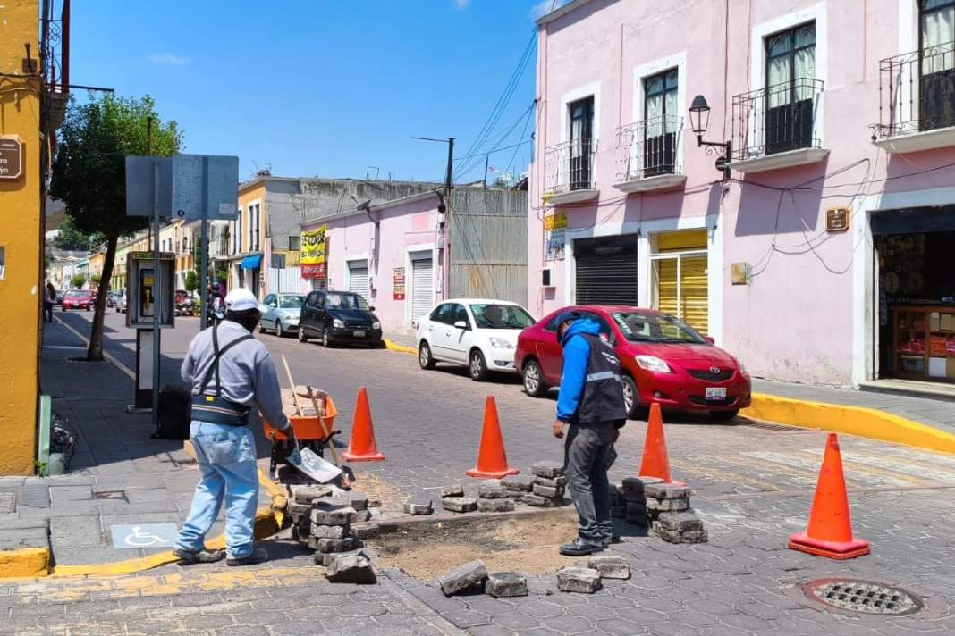 Trabajadores realizan reparación de adoquines en calles de Tlaxcala.