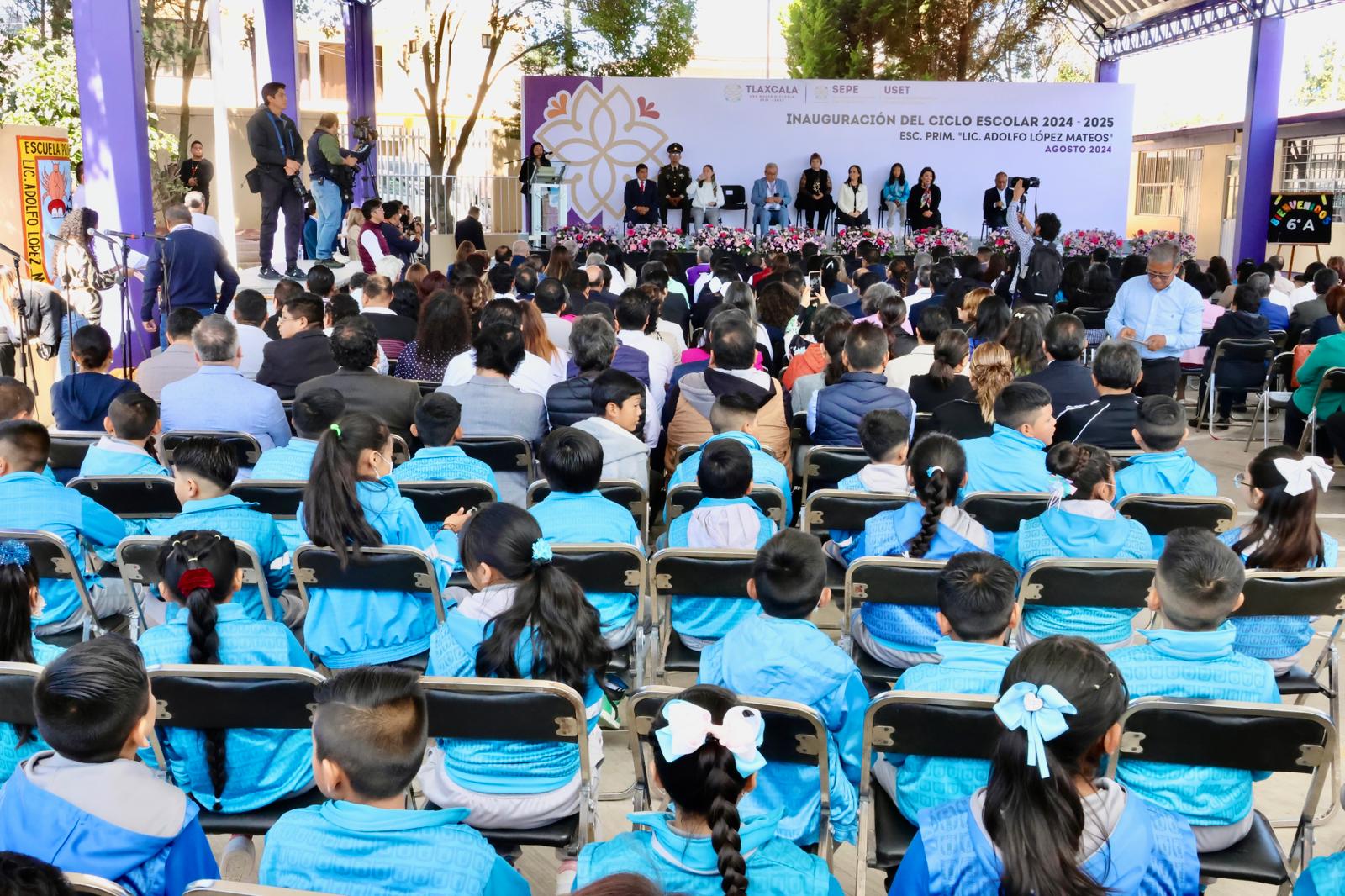 Docentes y alumnos en escuela de Tlaxcala.