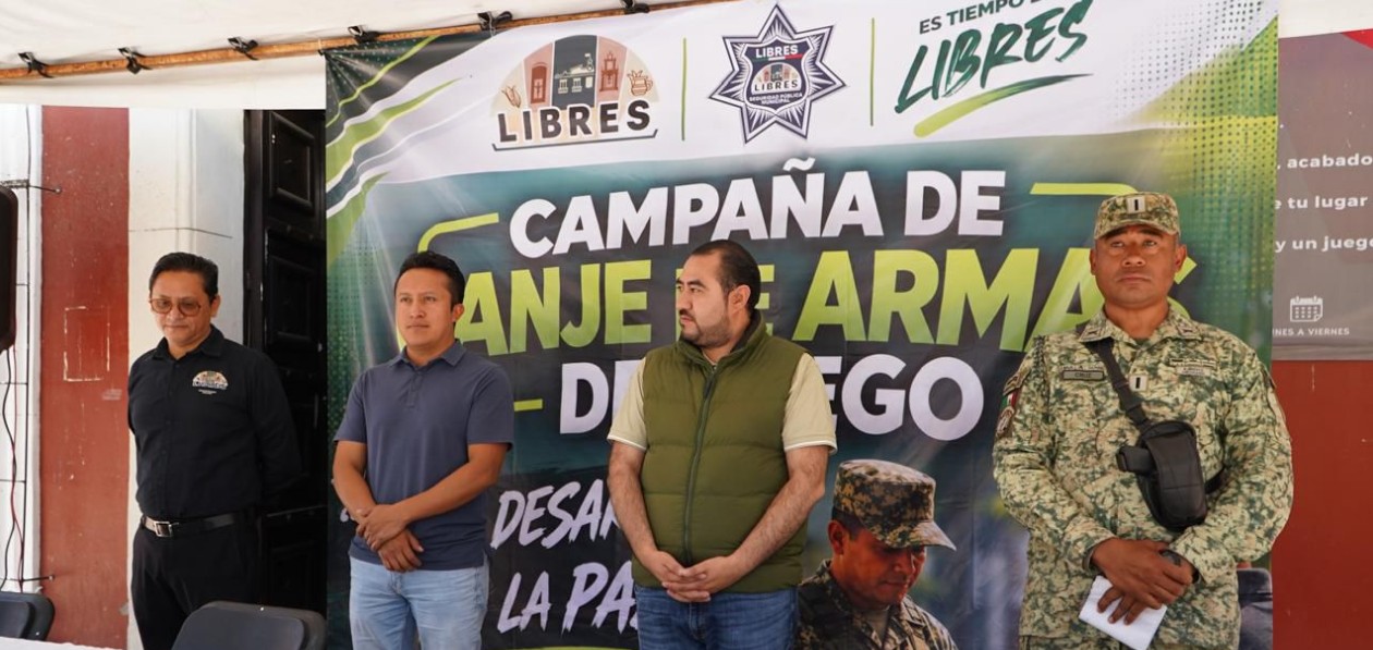 Entrega de armas voluntarias en campaña de desarme en Libres Puebla