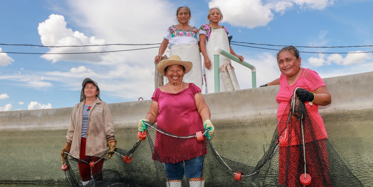 Mujeres trabajando en actividades de pesca artesanal en México