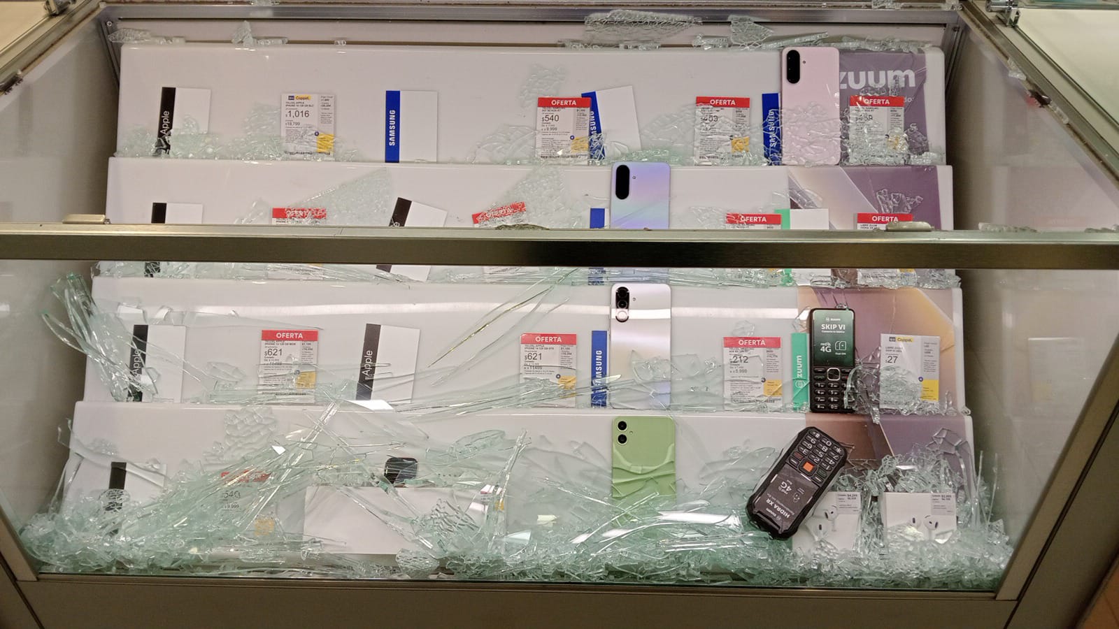 Pareja de delincuentes asalta Coppel de Nativitas; se llevan al menos 30 mil pesos y celulares