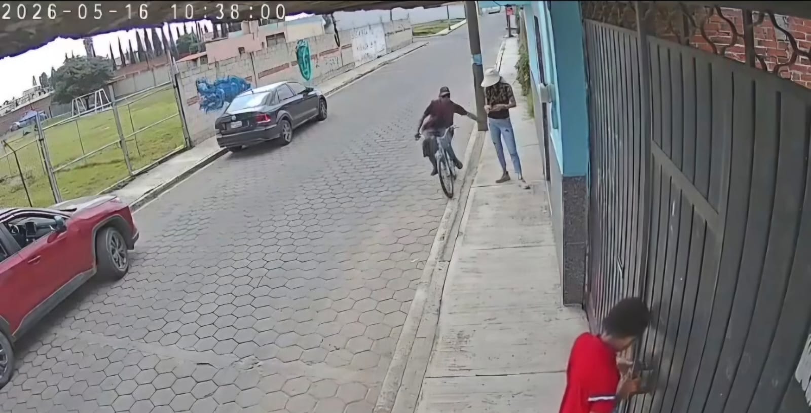 San Pedro Cholula, Pue.- Vecinos del Pueblo Mágico alertaron a la ciudadanía sobre la presencia de un presunto acosador, luego de que una mujer denunciara haber sido víctima de tocamientos indebidos la tarde de este sábado sobre la 5 Poniente, casi esquina con la 13 Sur.  De acuerdo con el testimonio difundido por habitantes de la zona, el presunto responsable se dio a la fuga inmediatamente después de la agresión, escapando a bordo de una bicicleta color azul; hasta el momento no se ha informado sobre su identificación o localización.  Tras lo ocurrido, vecinos solicitaron el apoyo de la ciudadanía y de las autoridades para revisar cámaras de videovigilancia cercanas que permitan identificar al sujeto y esclarecer los hechos.  Asimismo, hicieron un llamado a las y los habitantes del municipio para mantenerse atentos, extremar precauciones y denunciar cualquier situación sospechosa o acto de acoso ante las autoridades correspondientes.  La denuncia y colaboración ciudadana serán fundamentales para prevenir este tipo de incidentes y reforzar la seguridad en la zona.