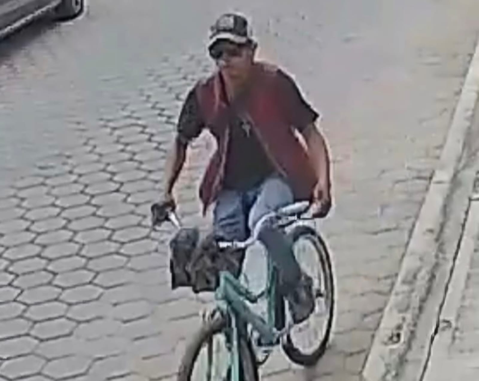 San Pedro Cholula, Pue.- Vecinos del Pueblo Mágico alertaron a la ciudadanía sobre la presencia de un presunto acosador, luego de que una mujer denunciara haber sido víctima de tocamientos indebidos la tarde de este sábado sobre la 5 Poniente, casi esquina con la 13 Sur.  De acuerdo con el testimonio difundido por habitantes de la zona, el presunto responsable se dio a la fuga inmediatamente después de la agresión, escapando a bordo de una bicicleta color azul; hasta el momento no se ha informado sobre su identificación o localización.  Tras lo ocurrido, vecinos solicitaron el apoyo de la ciudadanía y de las autoridades para revisar cámaras de videovigilancia cercanas que permitan identificar al sujeto y esclarecer los hechos.  Asimismo, hicieron un llamado a las y los habitantes del municipio para mantenerse atentos, extremar precauciones y denunciar cualquier situación sospechosa o acto de acoso ante las autoridades correspondientes.  La denuncia y colaboración ciudadana serán fundamentales para prevenir este tipo de incidentes y reforzar la seguridad en la zona.