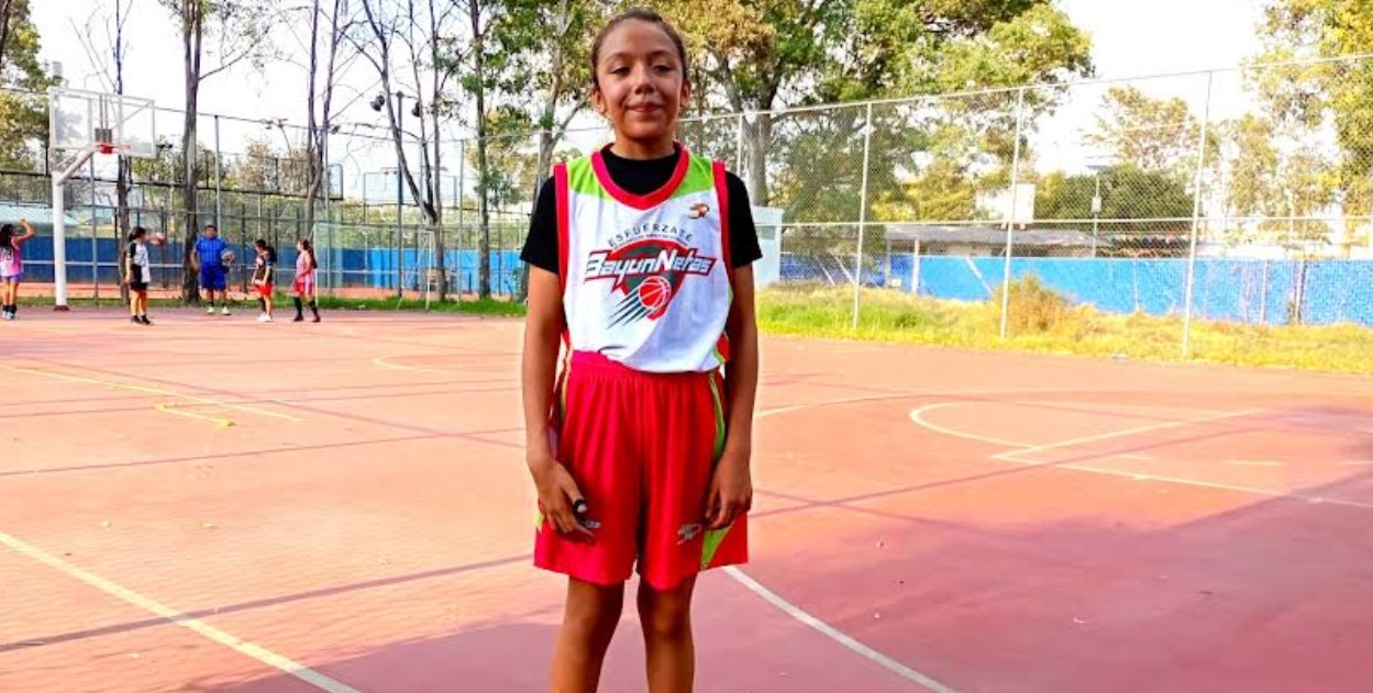 Valerie Sofía Rodríguez con uniforme de basquetbol