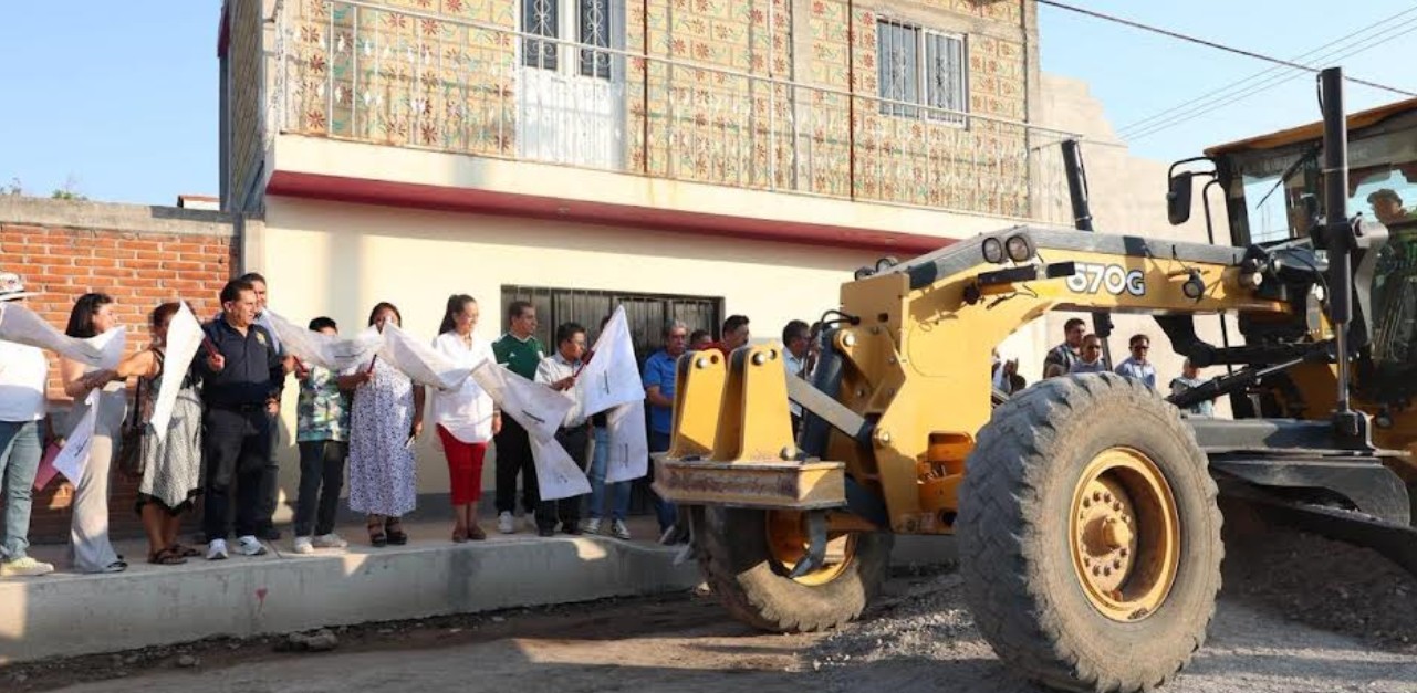 Ariadna Ayala durante inicio de obra en Atlixco