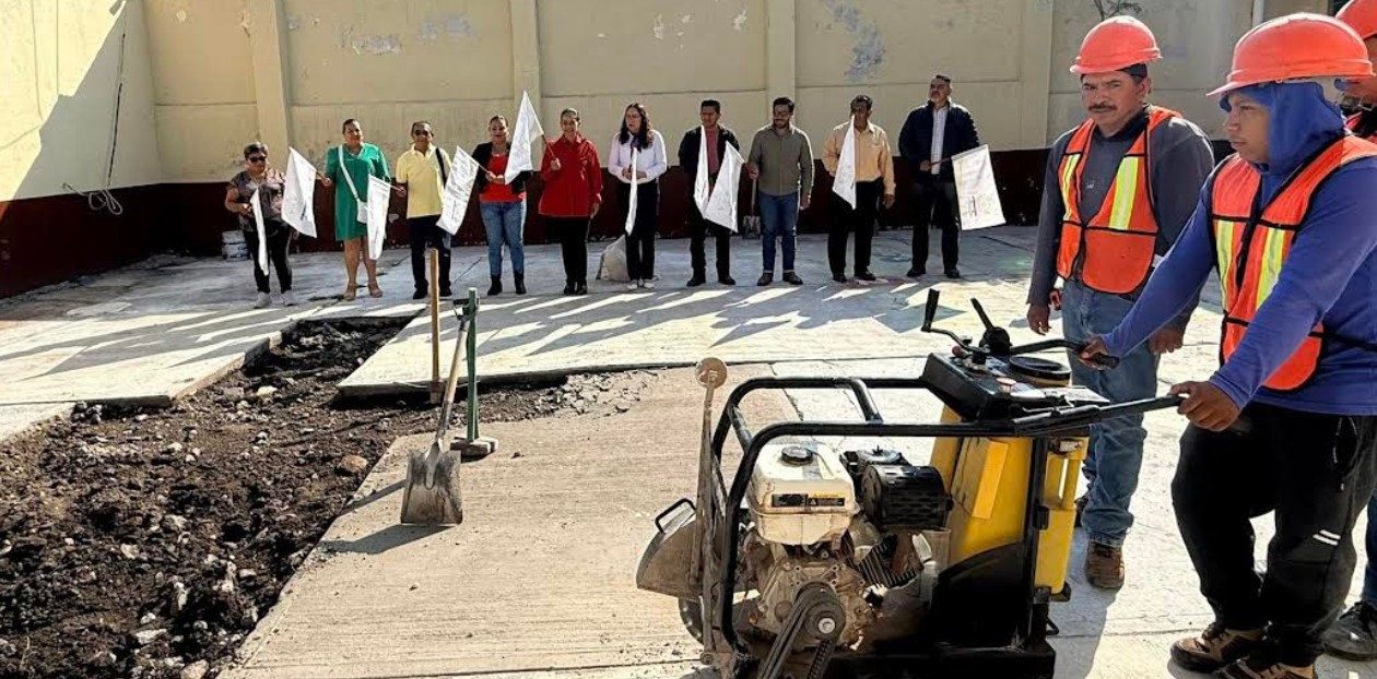 Ariadna Ayala durante inicio de obra en escuela de Atlixco