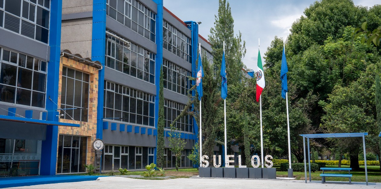 Estudiantes mexicanos de ciencias del suelo durante prácticas académicas