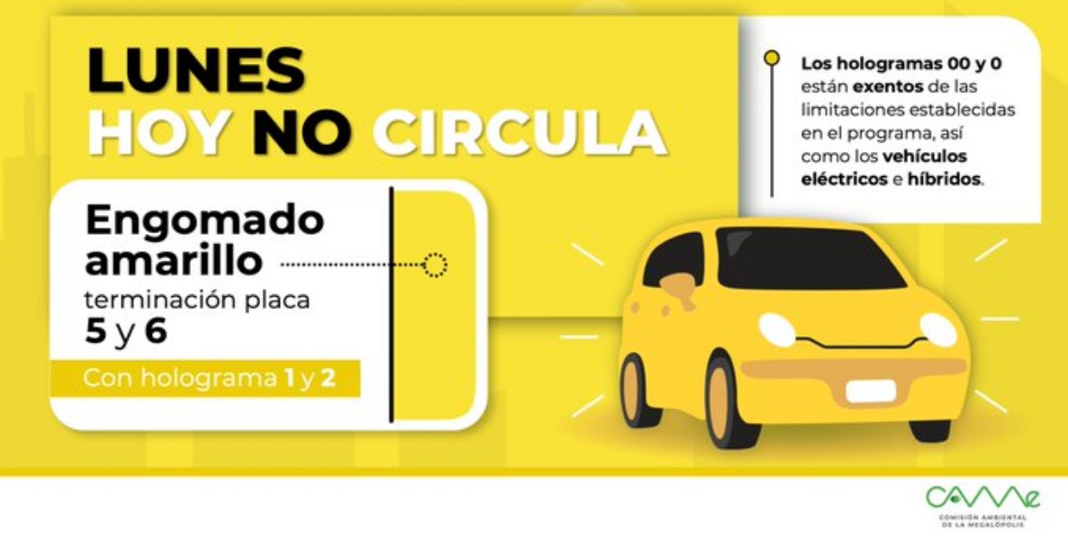 Autos circulando en una avenida de la Ciudad de México