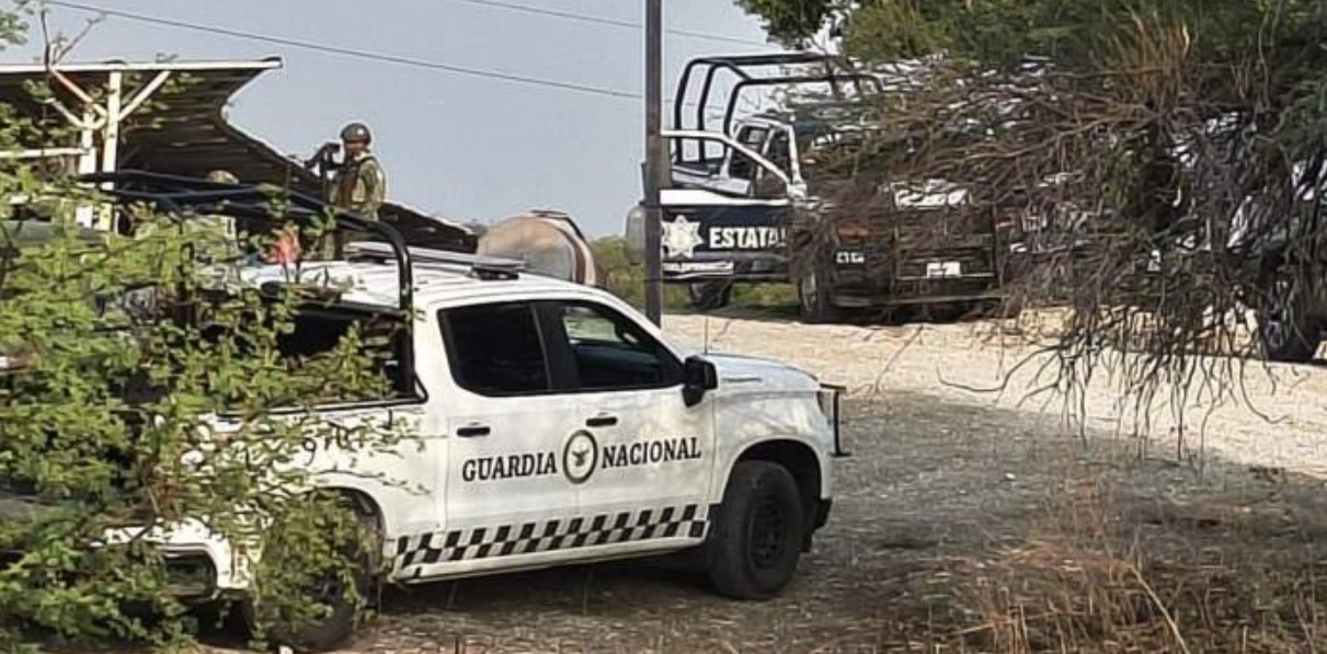 Patrullas y autoridades afuera de una vivienda en Tehuitzingo