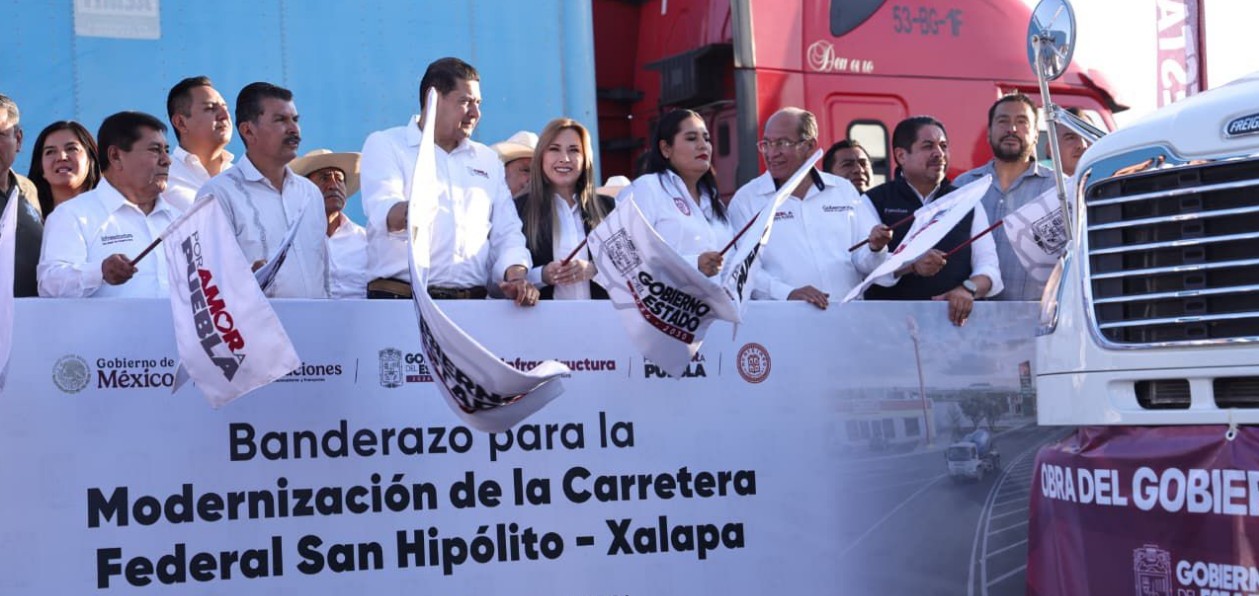Maquinaria trabajando en carretera de Puebla