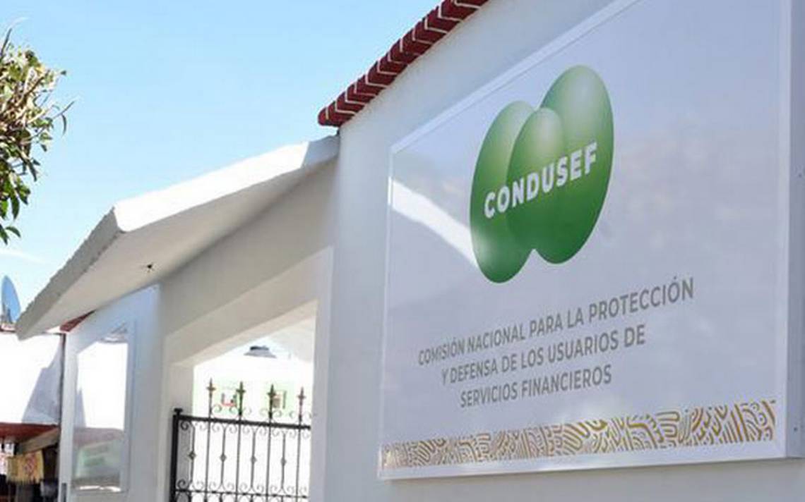 Funcionarios revisan documentos de seguros de vida grupal.