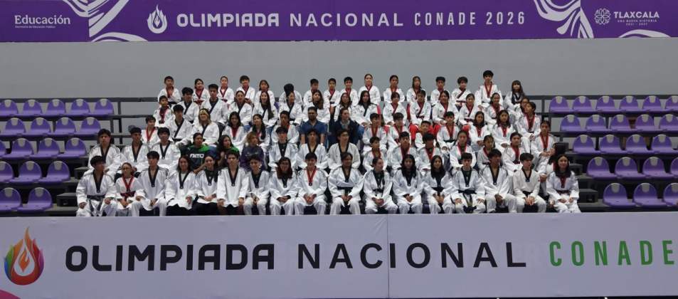 María del Rosario Espinoza con atletas de taekwondo en Tlaxcala.