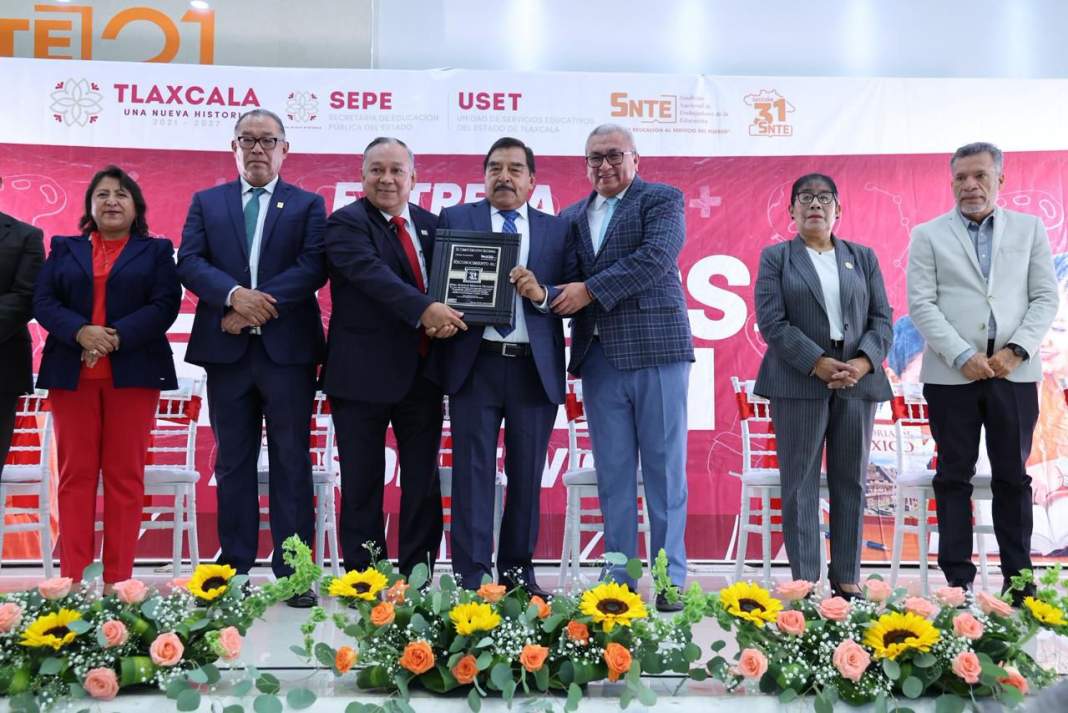 Docentes reciben reconocimientos por años de servicio en Tlaxcala