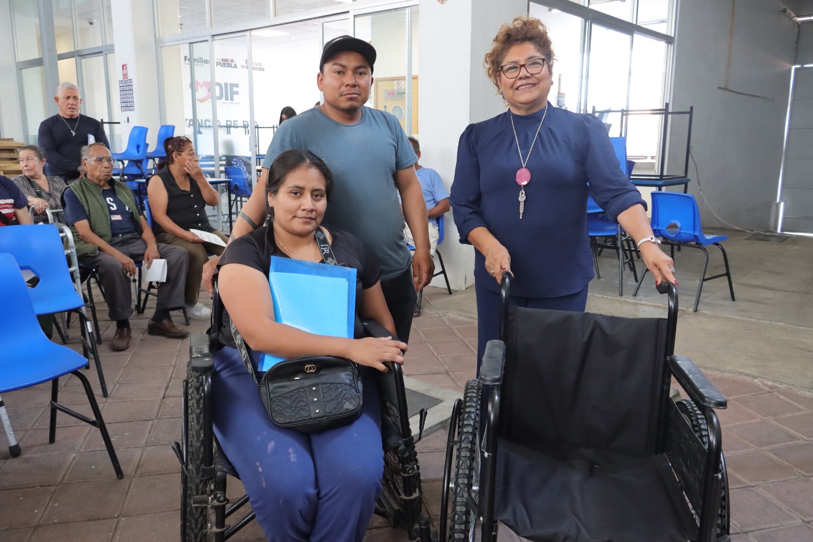 Tere Alfaro entrega aparatos funcionales en beneficio de familias de Cuautlancingo