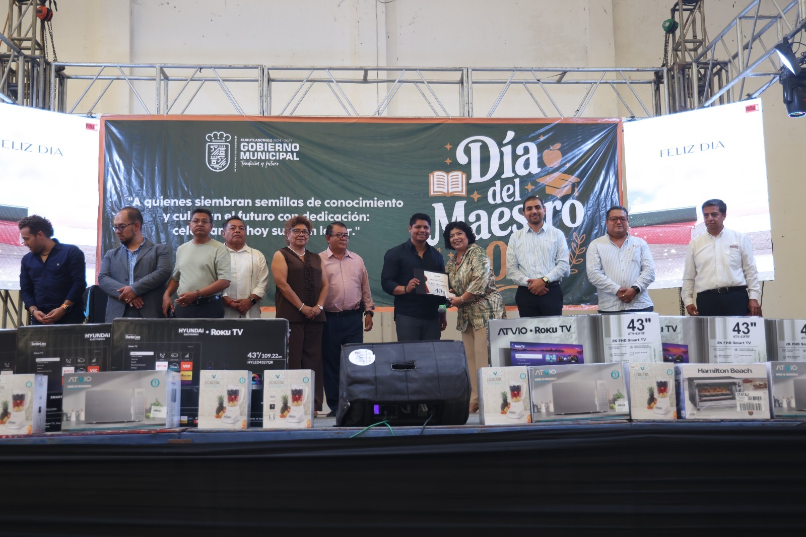 Reconoce Omar Muñoz a docentes por su compromiso con la educación