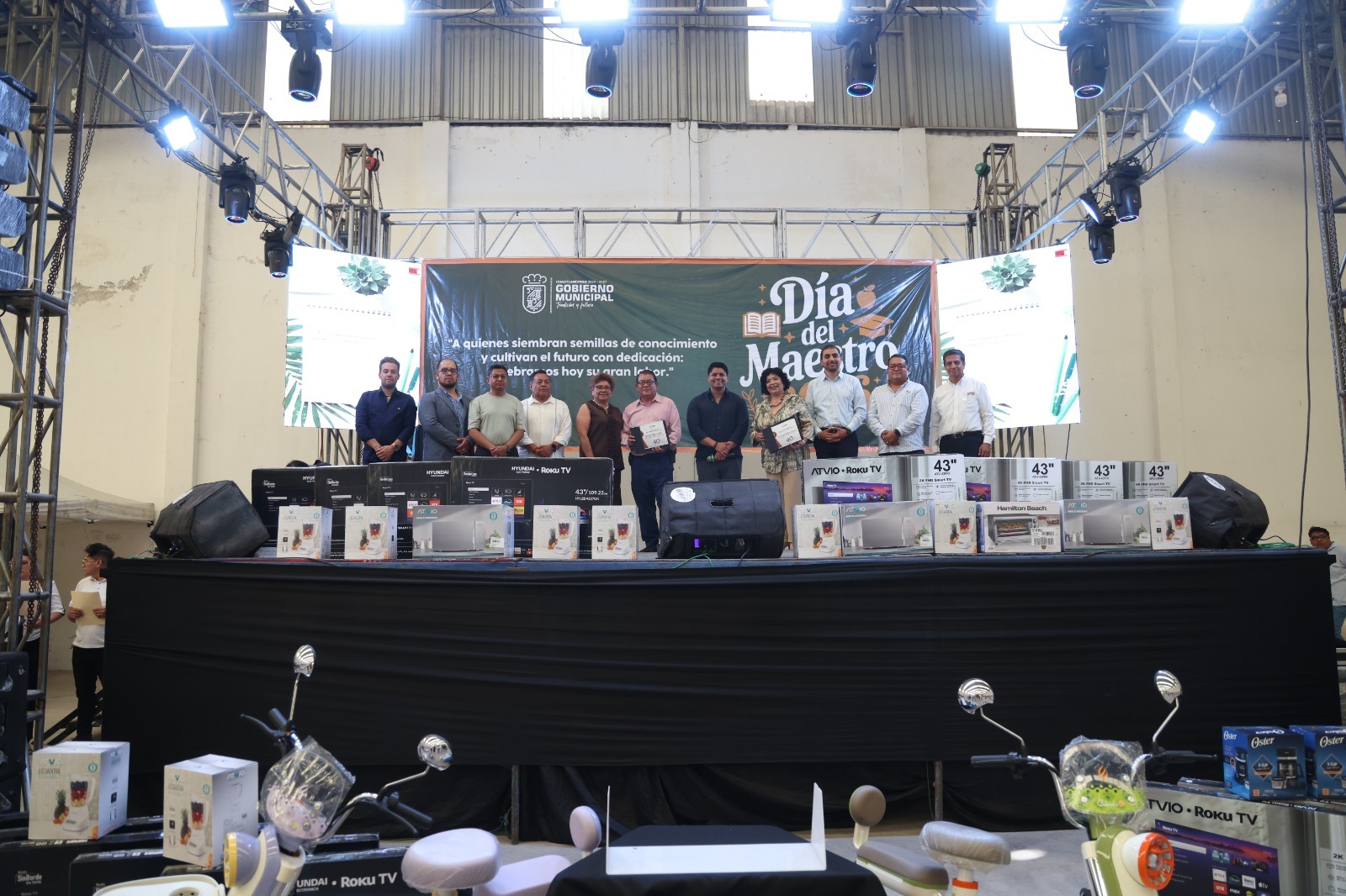 Reconoce Omar Muñoz a docentes por su compromiso con la educación