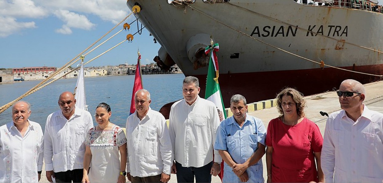 Buque con ayuda humanitaria llegando a Cuba