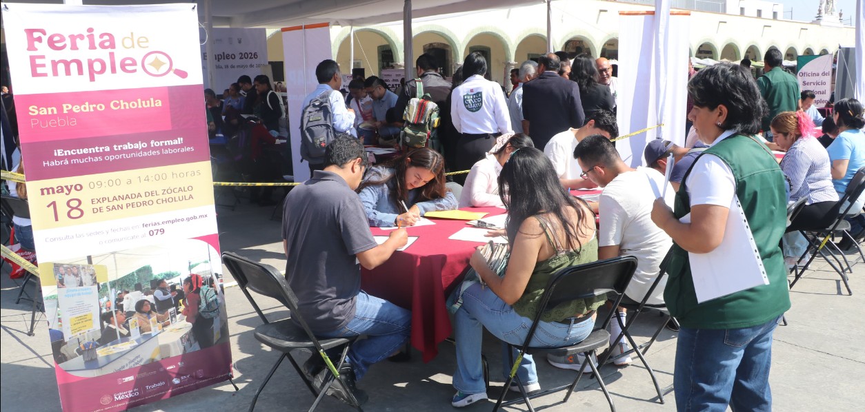 Personas buscando empleo en feria laboral de Cholula