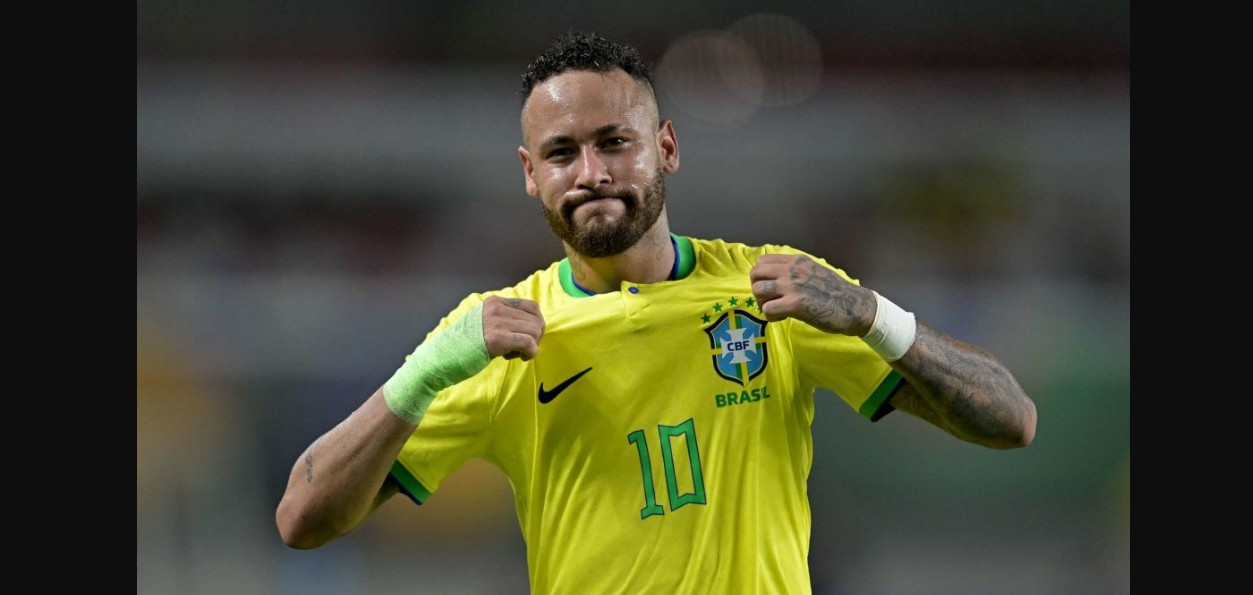 Neymar sonríe con la playera de Brasil