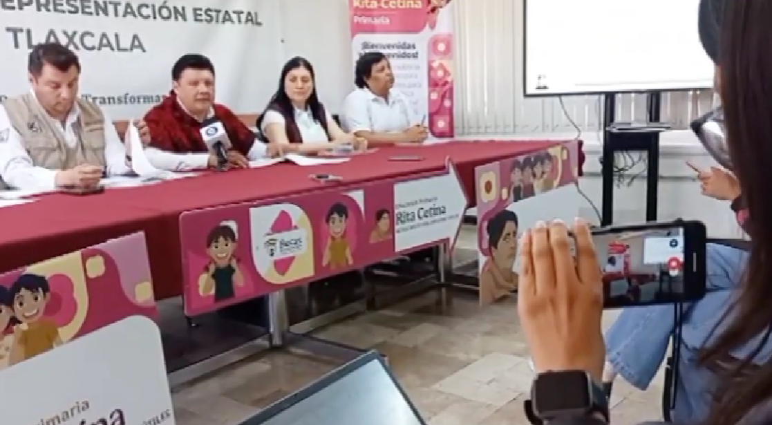 Entrega de tarjetas de la Beca Rita Cetina en Tlaxcala