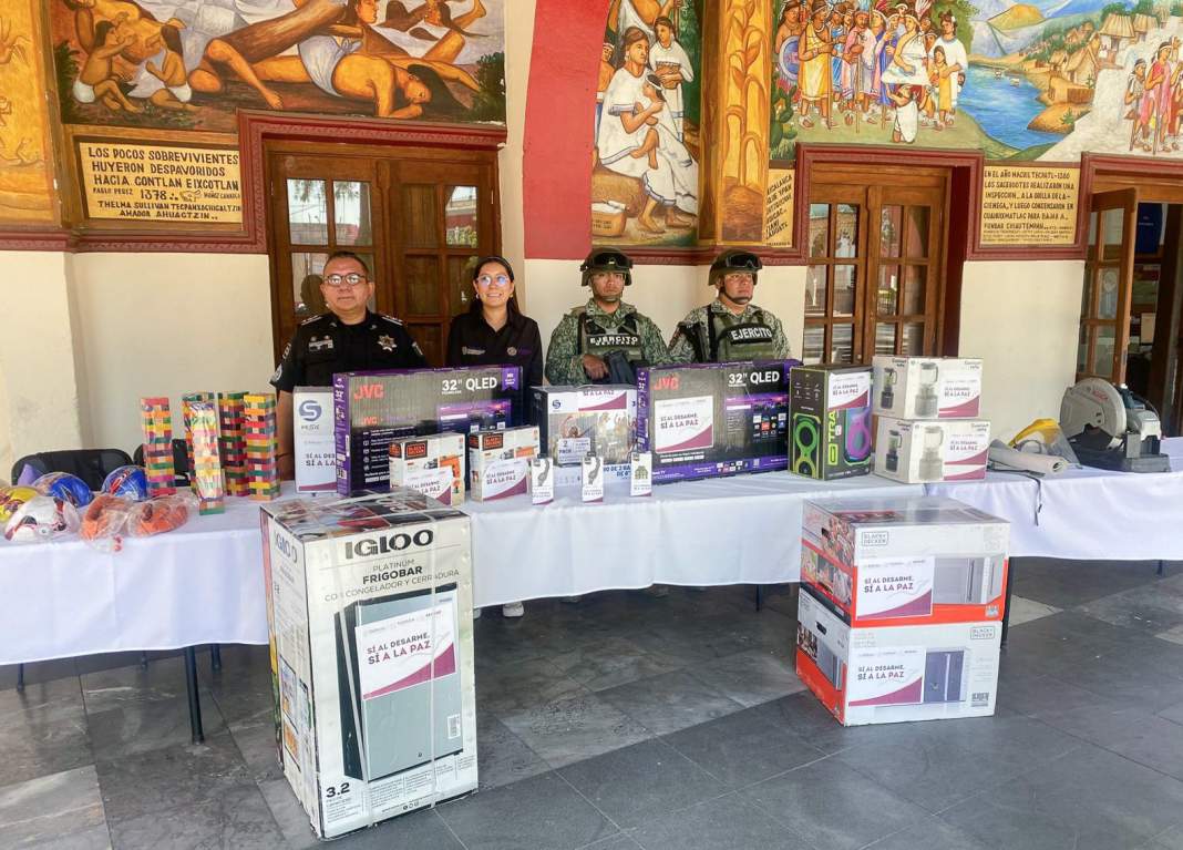 Mesa de canje de armas en campaña de desarme en Tlaxcala.