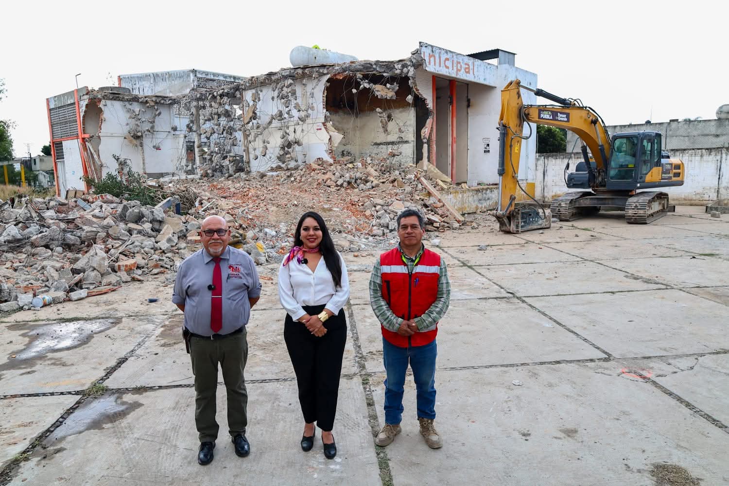 Tonantzin Fernández recorre y supervisa trabajos en “El Rastro” futuro Bachillerato Tecnológico