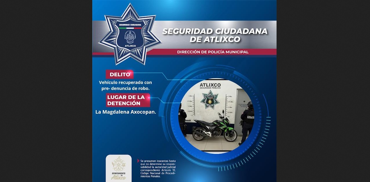 Policías municipales junto a motocicleta recuperada en Atlixco.
