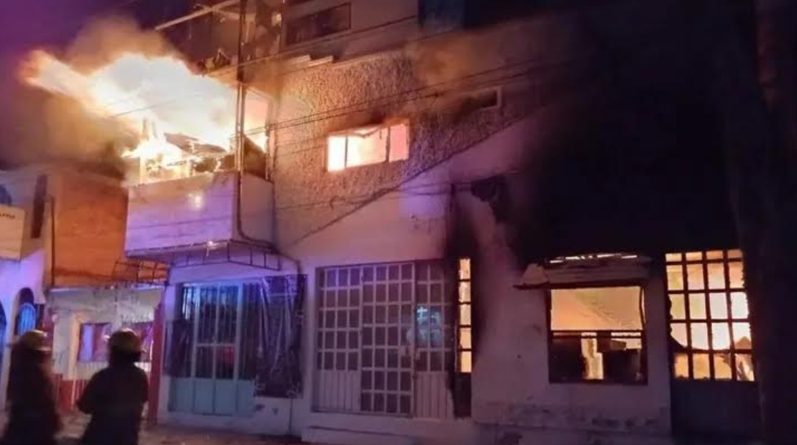Familia afectada por incendio en Santiago Momoxpan