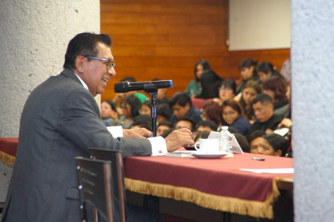 Serafín Ortiz durante conferencia en la UATx