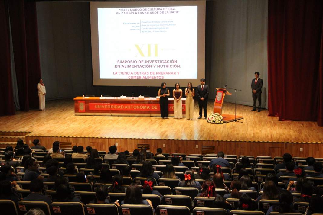Estudiantes y académicos en simposio de nutrición de la UATx