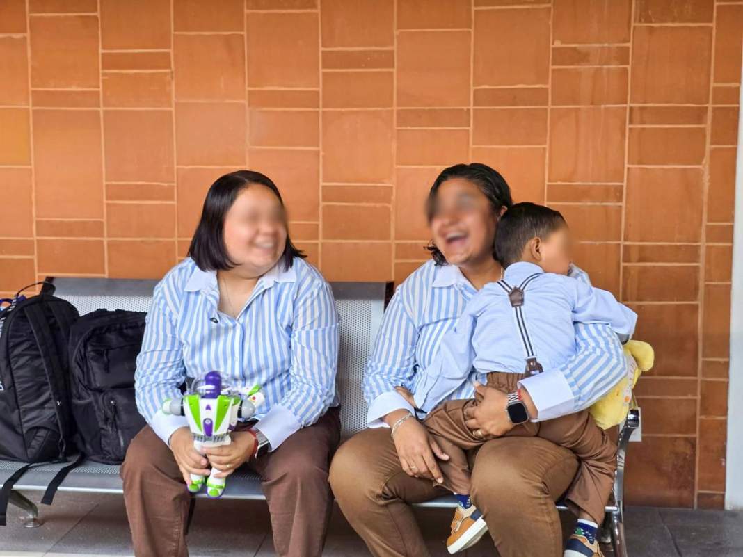 Dos madres durante proceso de adopción en Tlaxcala
