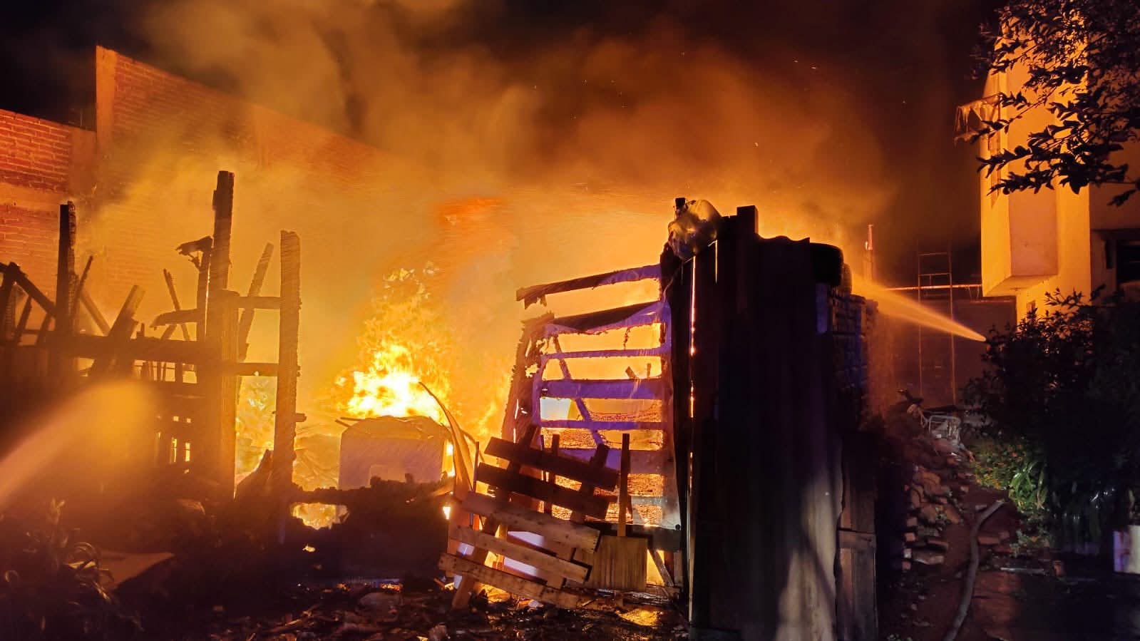 Controlan incendio en vivienda de la colonia Independencia; no hubo personas lesionadas