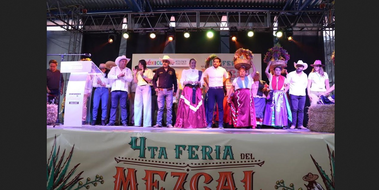 Personas recorren la Feria del Mezcal y del Pulque en Atlixco.