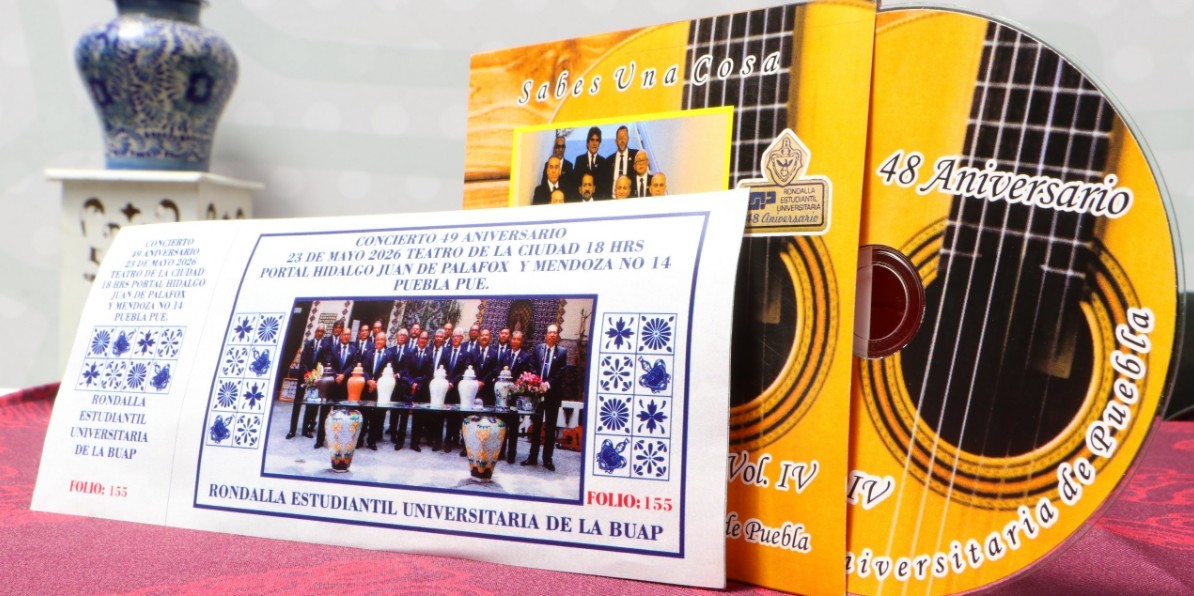 Integrantes de la Rondalla Estudiantil Universitaria de Puebla en concierto