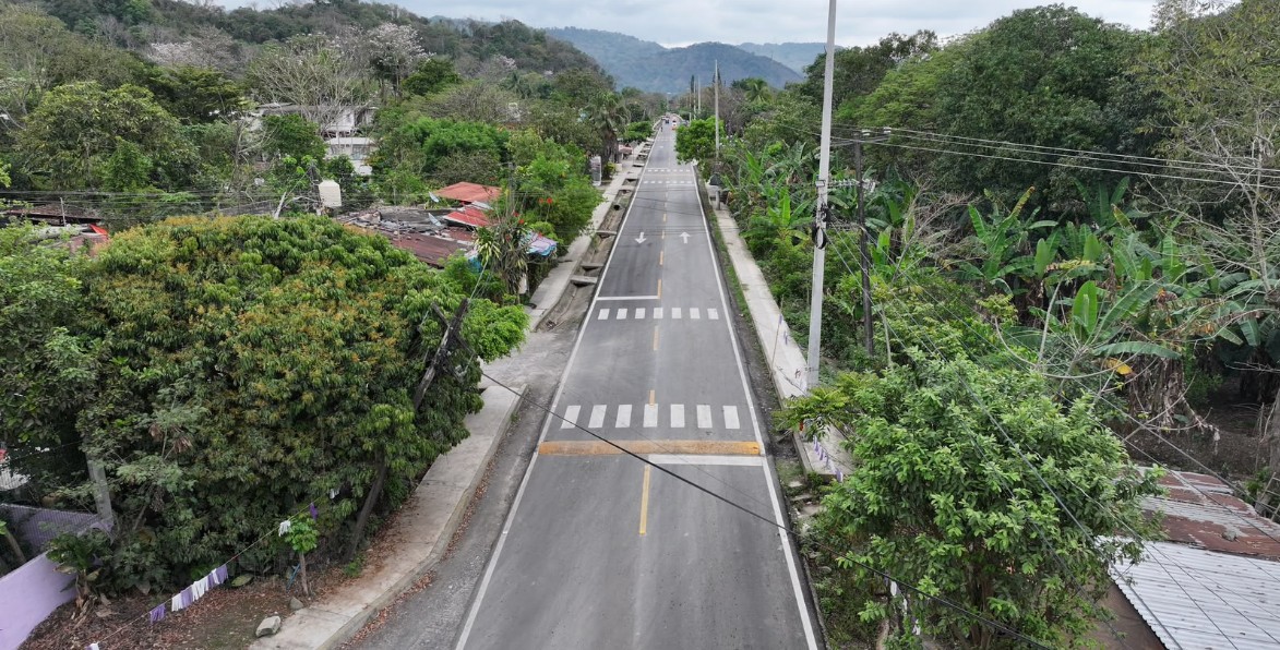 Trabajos de rehabilitación carretera en la Sierra Norte de Puebla