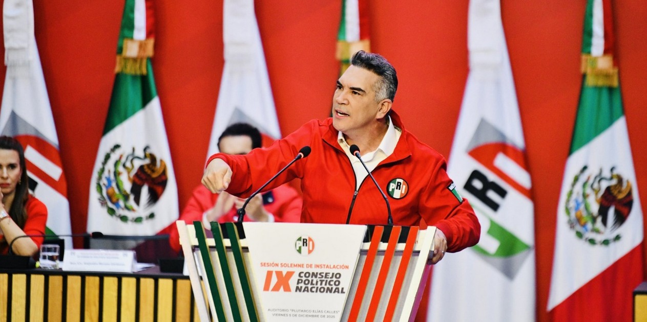 Alejandro Moreno durante conferencia del PRI