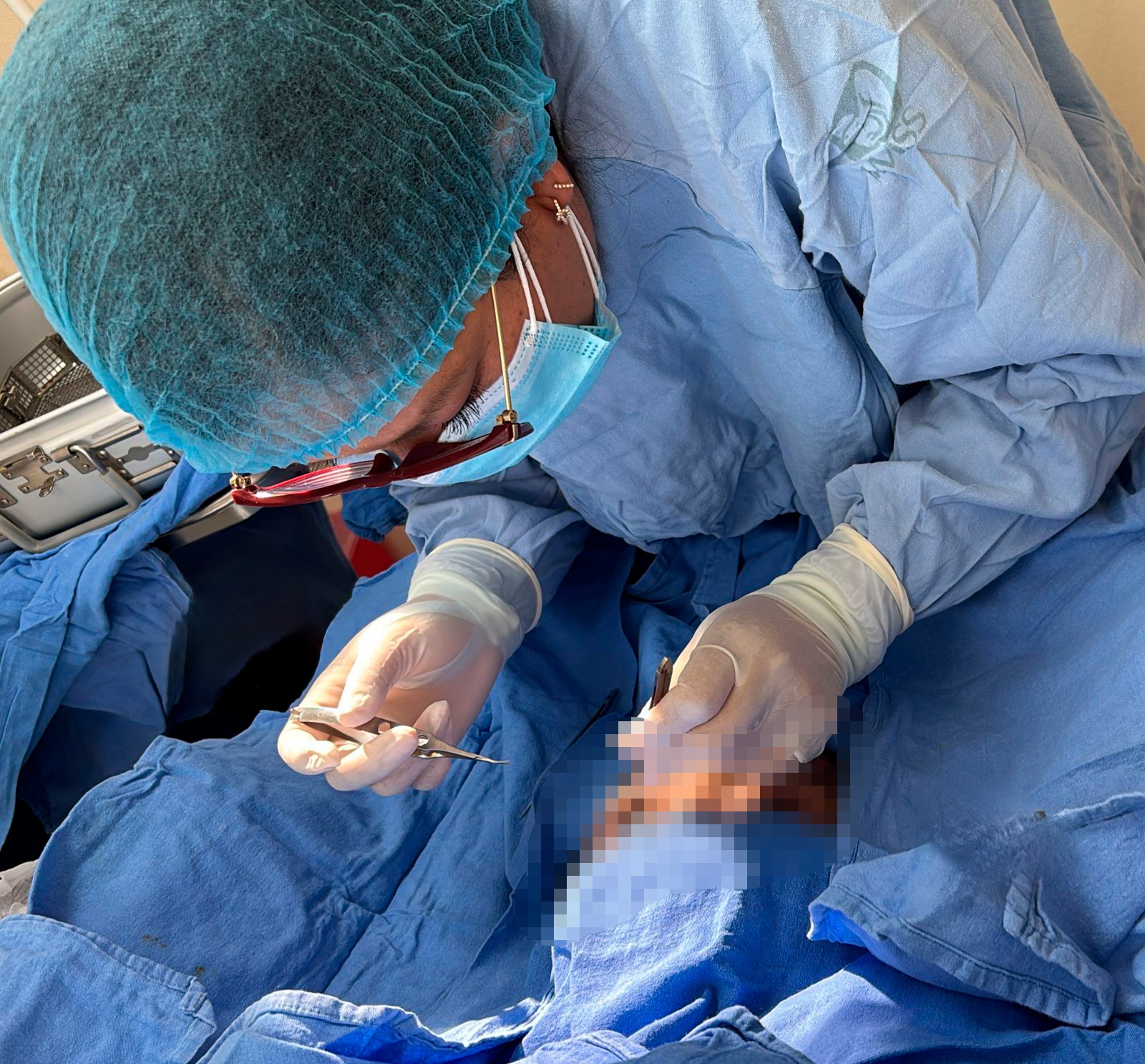 Personal médico del IMSS durante traslado de córneas para trasplante.