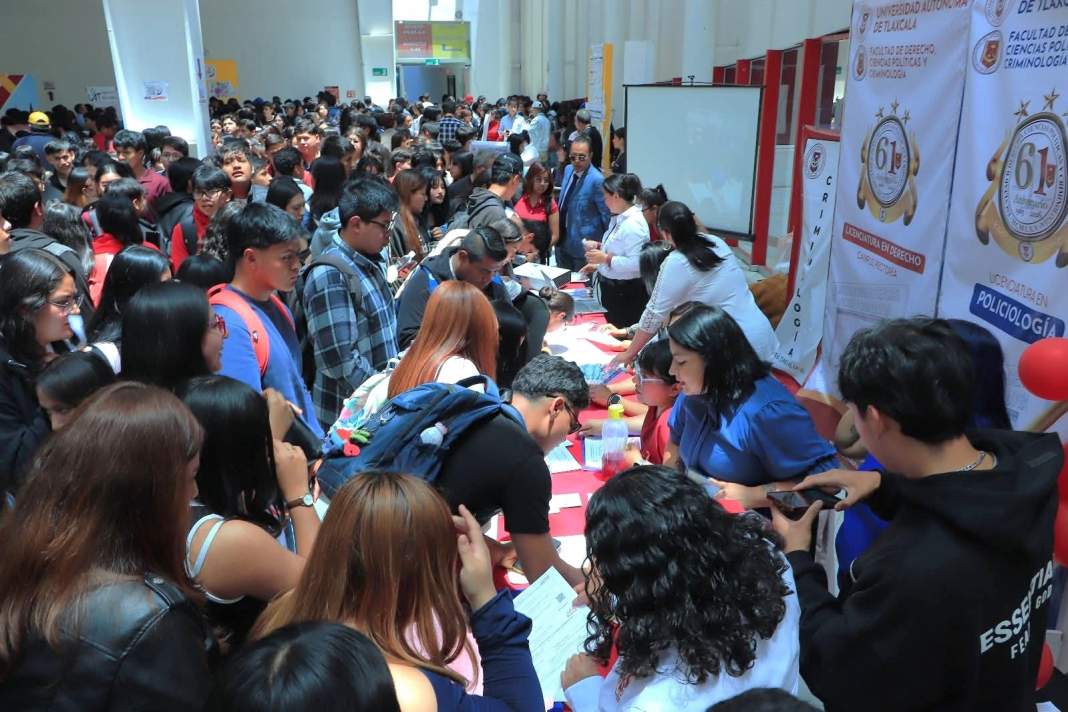 Estudiantes durante la Feria Profesiográfica de la UATx.