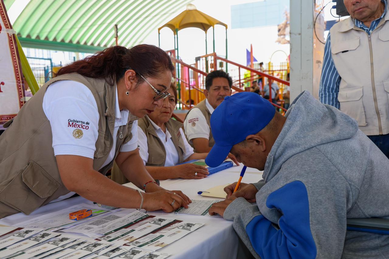 Lorena Cuéllar entrega tarjetas de pensión en Apizaco