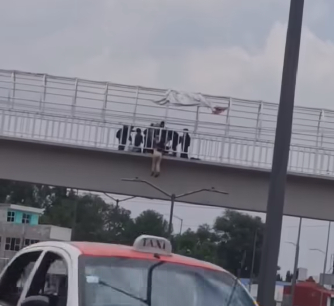 Reconoce CECyTE 08 a estudiantes que evitaron tragedia en puente